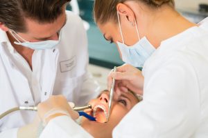 Patient with Dentist – dental treatment Eine Intensivmedizinische Behandlung und Pflege erzeugt bei den Patienten oftmals starke Angstgefühle wie Todesängste, sie fühlen sich abhängig und hilflos. Ein gestörter oder gar fehlender…